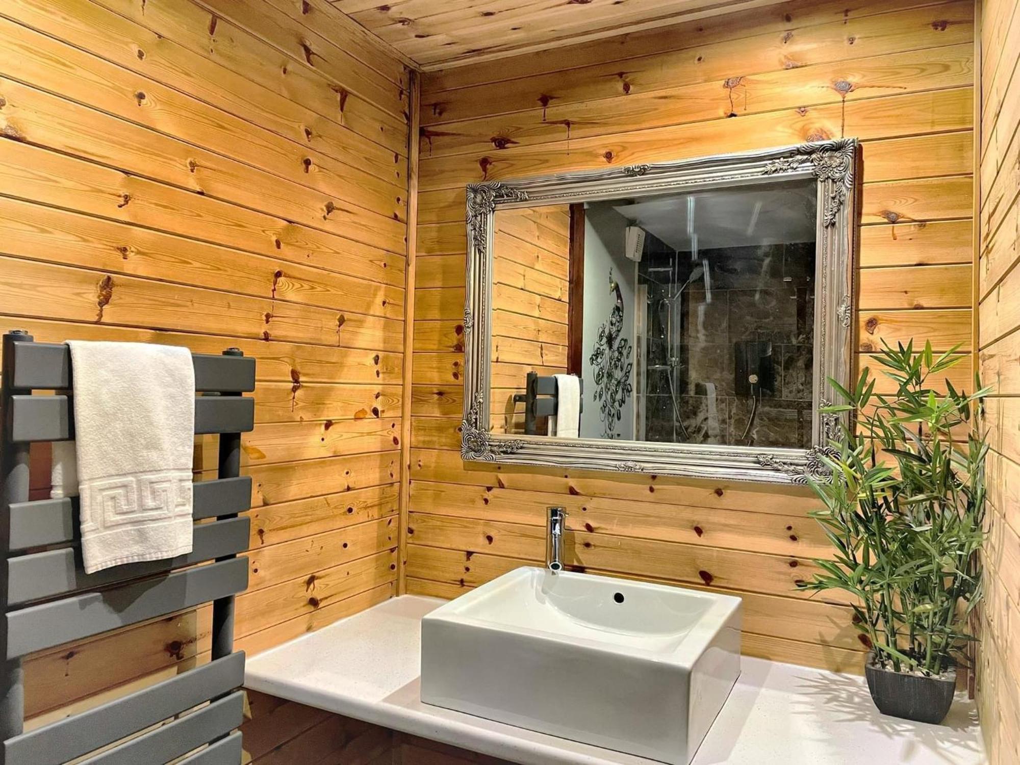 Wren 8-Hot Tub-Woodland Lodges-St Clears-Carmarthen-Tenby エクステリア 写真