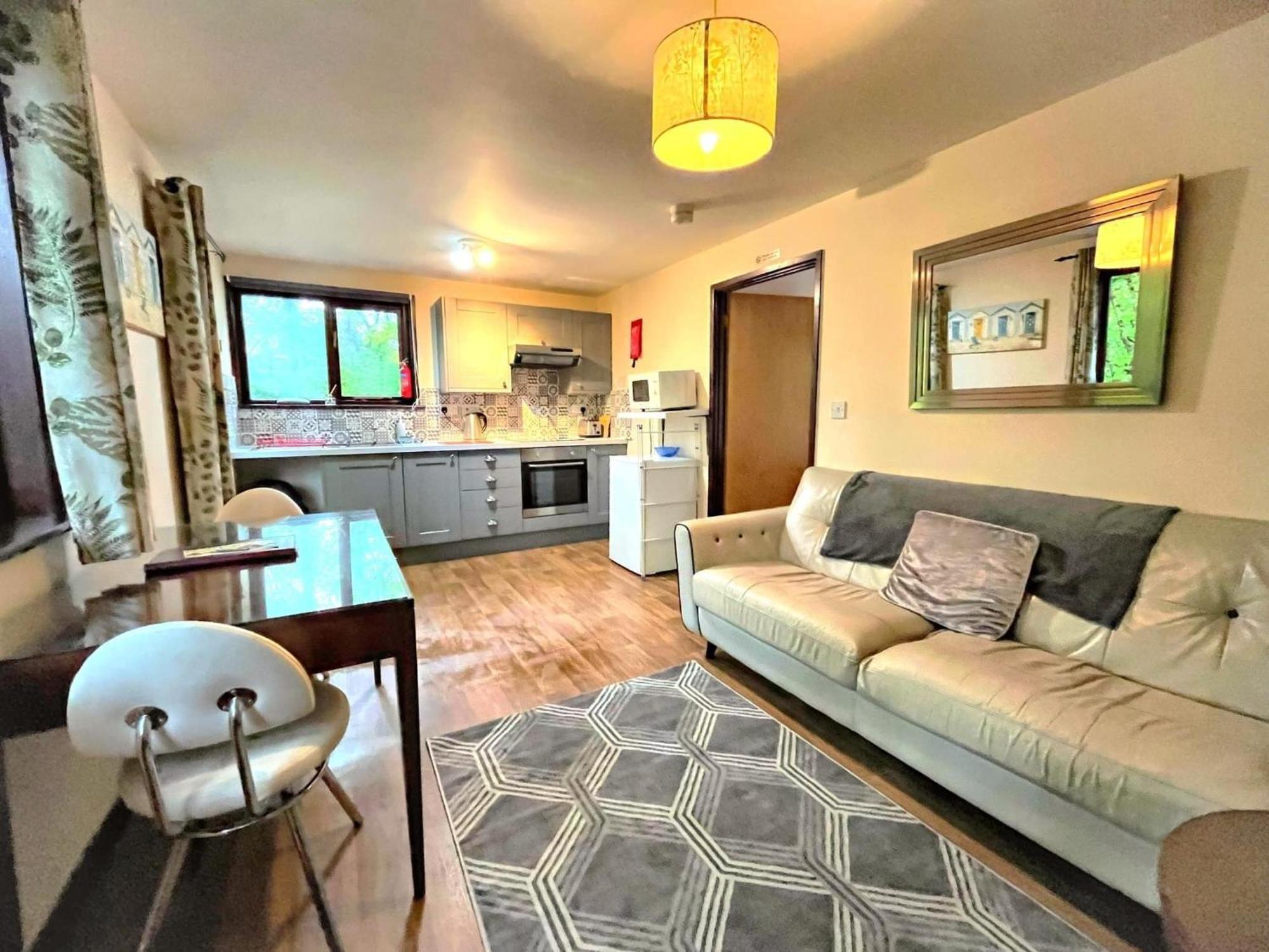 Wren 8-Hot Tub-Woodland Lodges-St Clears-Carmarthen-Tenby エクステリア 写真